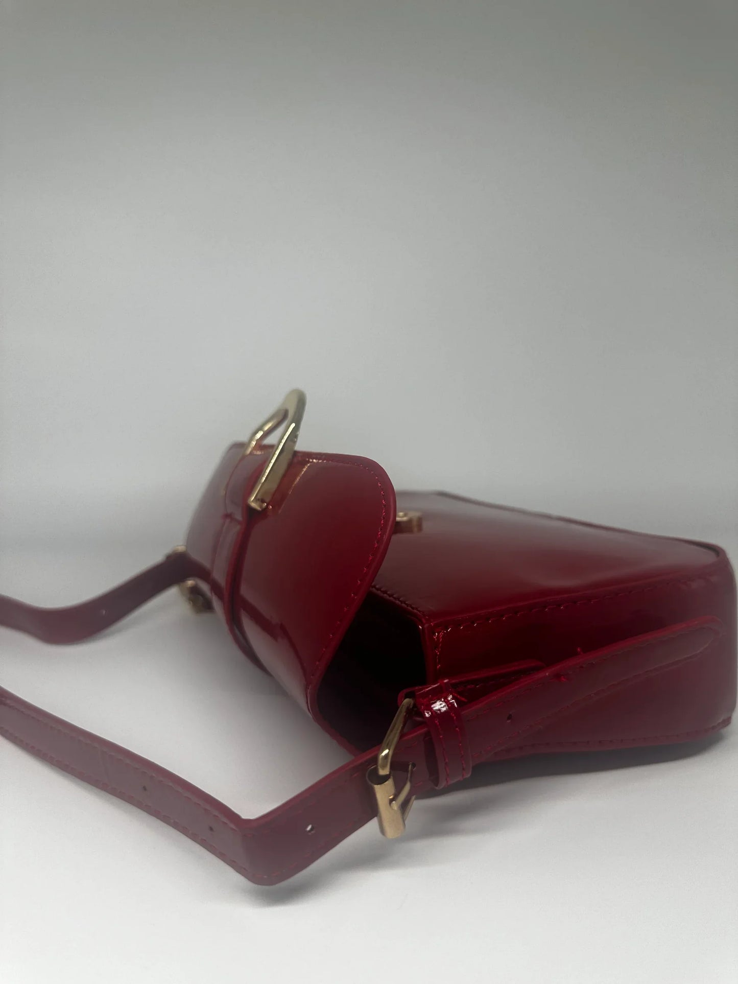 Elegantna lakovana torbica